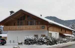 雷特温克尔MyWinkl Design-Ferienwohnungen的一座大建筑,屋顶上积雪