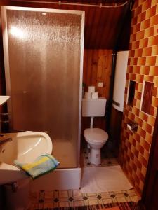 A bathroom at Platzerhütte