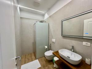 Ένα μπάνιο στο Villa Malaj 2 +26 φωτογραφίες