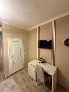 una stanza con un tavolo bianco e una porta bianca di Casa Bella a Medgidia