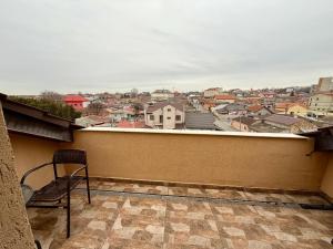 una sedia su un balcone con vista sulla città di Casa Bella a Medgidia