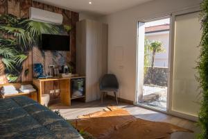 sala de estar con cama y puerta corredera de cristal en Etna Exclusive, en Ragalna