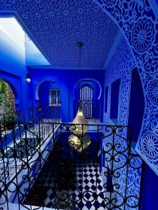 Cette chambre bleue dispose d'un balcon avec un plafond bleu. dans l'établissement RIAD CHENGLI 蓝城里, à Chefchaouen
