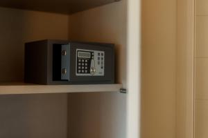 a microwave on a shelf in a room at Sorapiana in Vidor