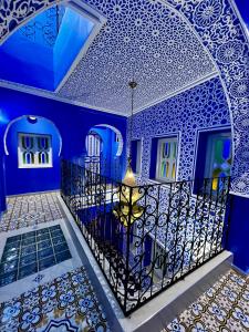 Cette chambre est dotée de murs bleus et d'un escalier avec un plafond bleu. dans l'établissement RIAD CHENGLI 蓝城里, à Chefchaouen