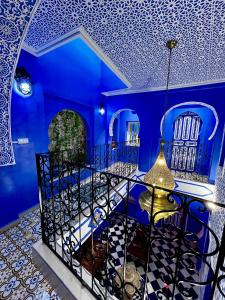 une chambre bleue avec une table et un plafond bleu dans l'établissement RIAD CHENGLI 蓝城里, à Chefchaouen 37 autres photos