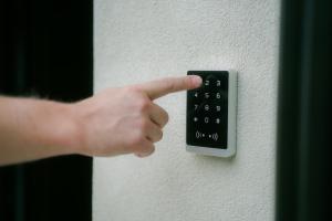a persons hand pointing to a remote control on a wall at Sorapiana in Vidor