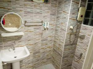 ลูกจ่าปองโฮม Lukjapong Home的一间浴室