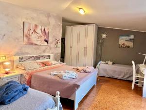 une chambre avec deux lits avec des serviettes dessus dans l'établissement L'Oasi Felice, à Tropea