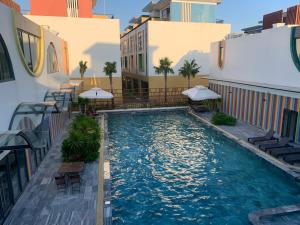 富国Mey lnn Hotel Phu Quoc Island的建筑物侧面的游泳池