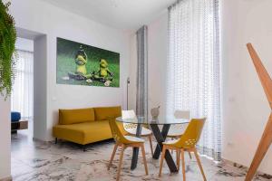 ein Wohnzimmer mit einem gelben Sofa und einem Tisch in der Unterkunft Hotel Exclusive in Agrigento