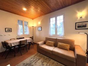 a living room with a couch and a table at Casa da Canada in Ribeira Grande