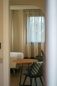 a room with a table and chairs and a window at Sorapiana in Vidor