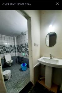 Bilik mandi di OM SHANTI Home Stay