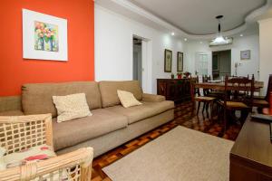 Coin salon dans l'établissement Apto Confortável Próx. à Praia Central Bc XJ4348