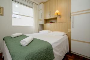 Un ou plusieurs lits dans un hébergement de l'établissement Apto Confortável Próx. à Praia Central Bc XJ4348