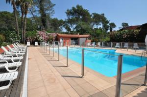 Bazén v ubytování Appt Studio avec Balcon Parking privé, Piscine, proche Golf St Donat nebo v jeho okolí