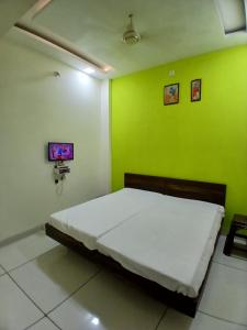 Katil atau katil-katil dalam bilik di OM SHANTI Home Stay +20 gambar