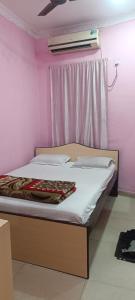 Postel nebo postele na pokoji v ubytování Taiba Guest House - BUDGET&BASIC ROOMS - Near New Market, Esplanade, Dharamatala + 6 fotografií