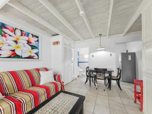 un soggiorno con un divano e un tavolo di Chrisanns Paradise Suite by the Ocean - Apt#9 a Ocho Rios