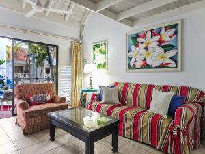 A seating area at Chrisanns Paradise Suite by the Ocean - Apt#9