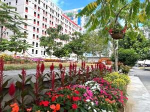 un giardino di fiori in una città con edifici di Affordable Fully Furnished Place in the City a Manila