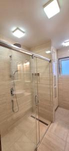 ブルチコにあるApartman Romaのガラスドア付きのシャワー付きのバスルーム