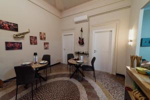 a living room with two tables and chairs at Le Diel rooms & breakfast in Genova
