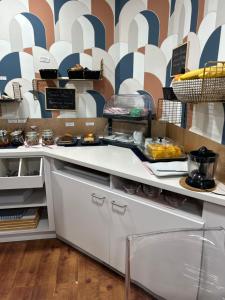 Η κουζίνα ή μικρή κουζίνα στο Cit'Hotel le Challonge