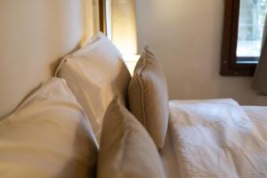 En eller flere senge i et værelse på Big Tree Boutique Hotel