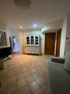 a living room with a tv and a christmas tree at Rhome country lodge in La Massimina-Casal Lumbroso