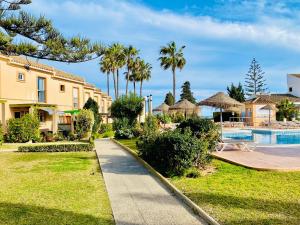 Swimmingpoolen hos eller tæt på Duplex For 6 Guest with 3 Pools, Jacuzzi, BBQ, Parking, 200m from Beach Mijas Costa & Fuengirola