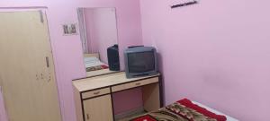TV a/nebo společenská místnost v ubytování Taiba Guest House - BUDGET&BASIC ROOMS - Near New Market, Esplanade, Dharamatala