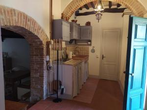 a kitchen with a brick archway with a counter top at Casa Elicriso in Montecarlo