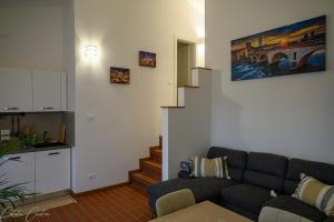 a living room with a couch and a kitchen at Casa delle Magnolie in Pedemonte