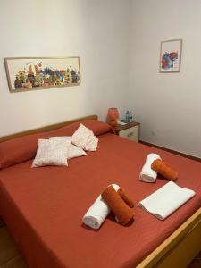 una camera da letto con un letto con asciugamani sopra di Borgo Vignale a Santuario di Gibilmanna