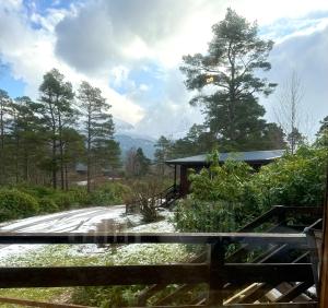 - Vistas a una carretera con una valla de madera en Equinox Cabin, en Torlundy