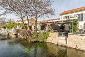 Θέα στο ποτάμι κοντά σε αυτό το διαμέρισμα