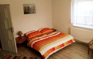 a bedroom with a bed and a window at Chalupa Kalameny in Kalameny