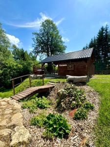 Taman di luar Domek wypoczynkowy z sauną i jacuzzi "ELDORADO"
