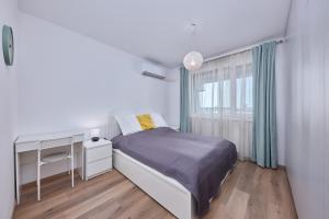 une chambre avec un lit, un bureau et une fenêtre dans l'établissement The Stylish Studio, à Bratislava