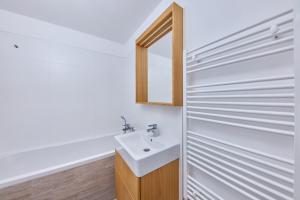 une salle de bain avec un lavabo et un miroir dans l'établissement The Stylish Studio, à Bratislava