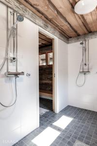 baño con paredes blancas y cabina de ducha en VillaAngie Ruka, en Ruka 54 fotos más