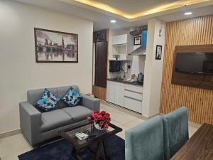 Η κουζίνα ή μικρή κουζίνα στο Ultra Luxury 1bhk Flat 1011 by Bliss Stay