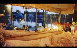 a room with two beds and a large window at Casa Flotante Nenufar in Tigre