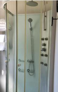 a shower in a bathroom with a glass door at Casa Flotante Nenufar in Tigre
