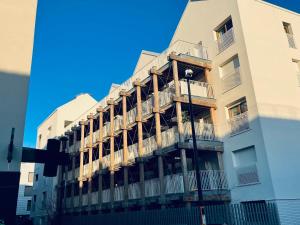 un edificio con balconi sui lati di Location Appartement T3#1 a Pierrefitte-sur-Seine