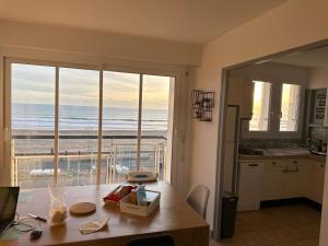 Kuchyňa alebo kuchynka v ubytovaní Bord de mer vue panoramique avec parking privé