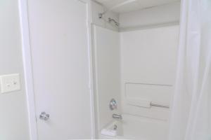 une salle de bain blanche avec une douche et un lavabo dans l'établissement Recently Updated Oceanview King Suite! Sea Mist 50504! Sleeps 4!, à Myrtle Beach 23 autres photos