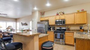 een keuken met roestvrijstalen apparatuur en houten kasten bij 120th Avondale in Avondale +37 foto's